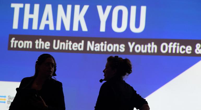 Técnicos trabalham em um evento para jovens na Cúpula do Futuro