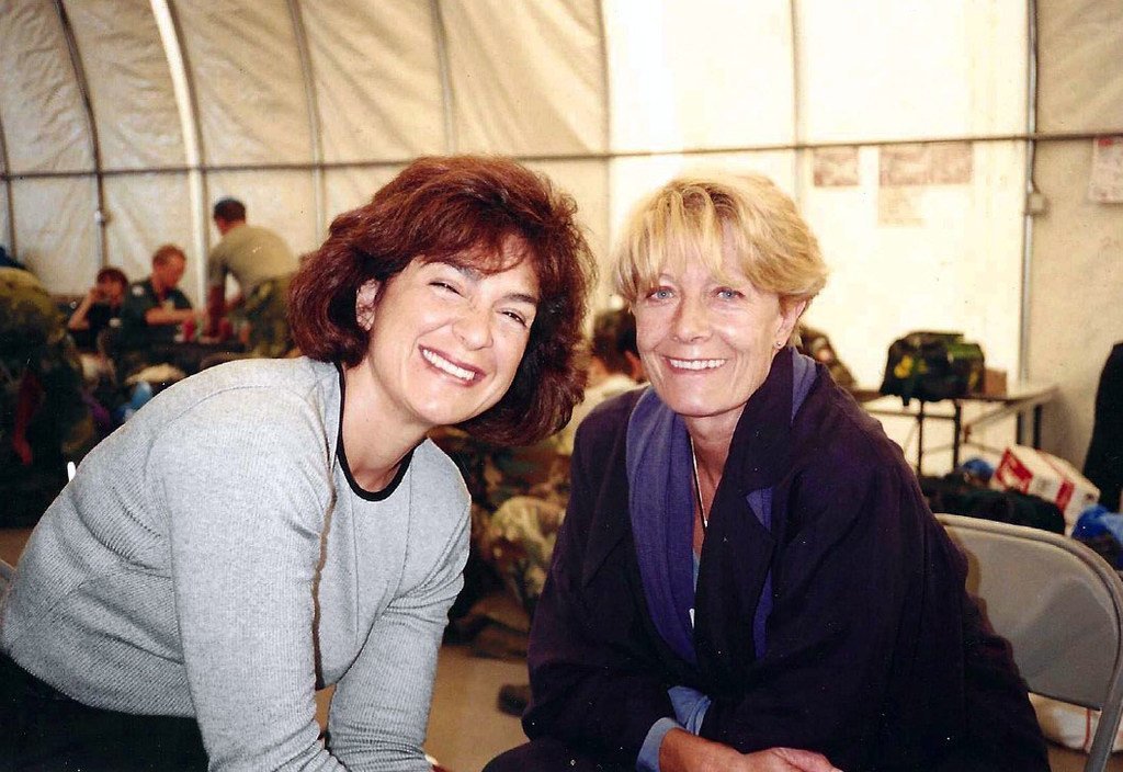 Mena posa sonriente con la actriz británica Vanessa Redgrave, que fue invitada a Bosnia por la UNESCO para trabajar con artistas locales.