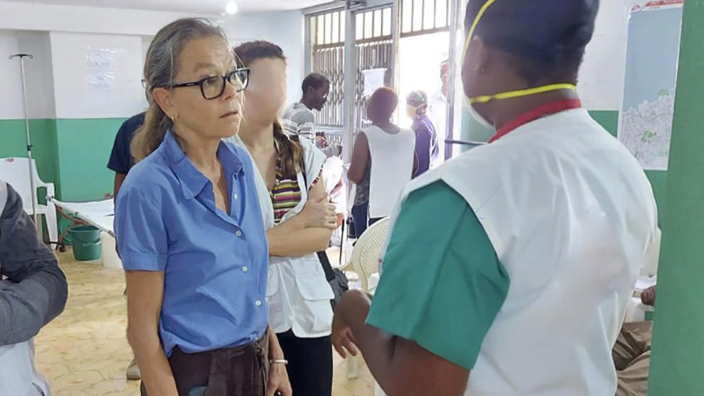 联合国驻海地代表和人道主义协调员乌尔丽卡·理查森（中）走访太子港的霍乱治疗中心。