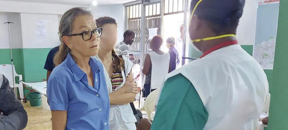 Haiti'deki BM Mukim ve İnsani Yardım Koordinatörü Ulrika Richardson (ortada), Port-au-Prince'deki bir kolera tedavi merkezini ziyaret ediyor.
