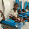 Pessoas que sofrem de cólera recebem tratamento em um hospital em Porto Príncipe, no Haiti
