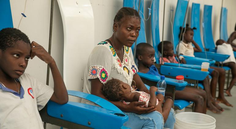 Des personnes atteintes de choléra sont soignées dans un hôpital de Port-au-Prince, en Haïti.