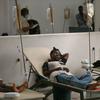 Uma mulher com cólera é tratada em um hospital em Porto Príncipe, Haiti