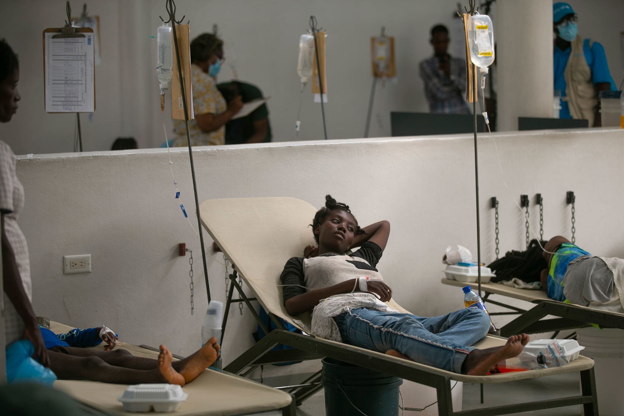 一名患霍乱的妇女在海地太子港的一家医院接受治疗。