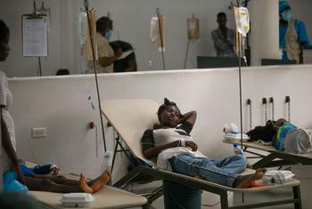 这位患有霍乱的妇女在海地太子港的一家医院接受治疗。