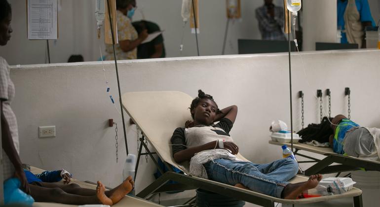 Uma mulher com cólera é tratada em um hospital em Porto Príncipe, Haiti