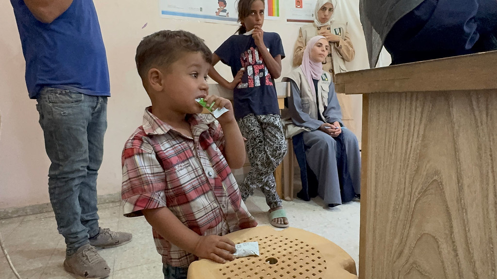 Un jeune garçon à Gaza mange un complément alimentaire.