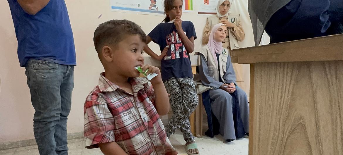Un jeune garçon à Gaza mange un complément alimentaire.