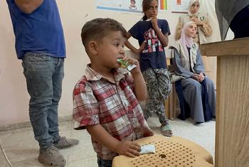 Un jeune garçon à Gaza mange un complément alimentaire.