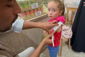 Una niña de Gaza es examinada para detectar signos de desnutrición.