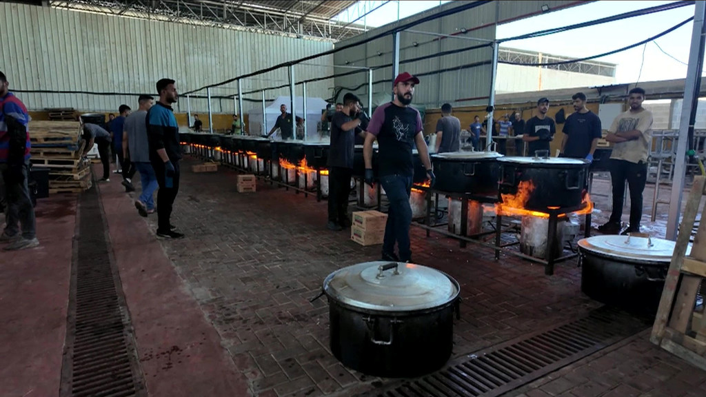 مطبخ أنشأته منظمة المطبخ المركزي العالمي يستعد لتقديم وجبات إلى المواطنين في دير البلح. مطبخ أنشأته منظمة المطبخ المركزي العالمي يستعد لتقديم وجبات إلى المواطنين في دير البلح.