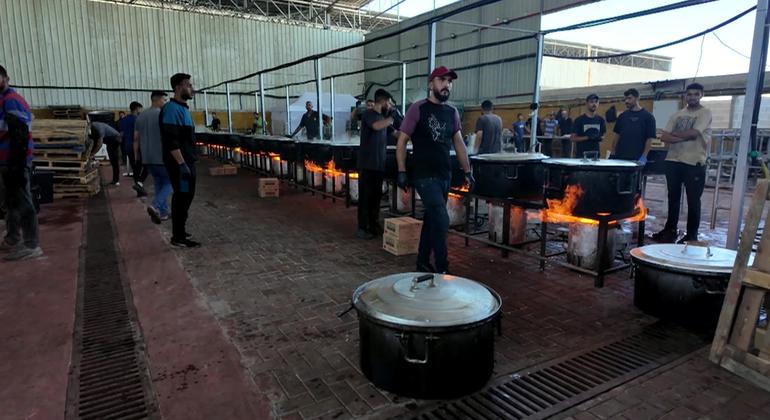 Una cocina establecida por la organización World Central Kitchen se prepara para alimentar a la población de Deir Al-Balah.