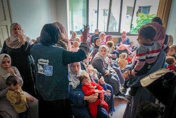 أمهات وأطفالهن في أحد مراكز اليونيسف لعلاج سوء التغذية في مدينة غزة.