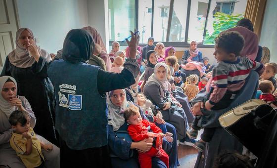 أمهات وأطفالهن في أحد مراكز اليونيسف لعلاج سوء التغذية في مدينة غزة.