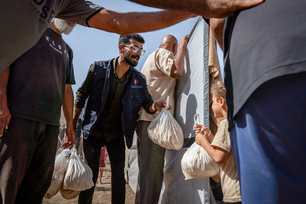 Du pain est distribué aux familles à Deir al-Balah, Gaza. 