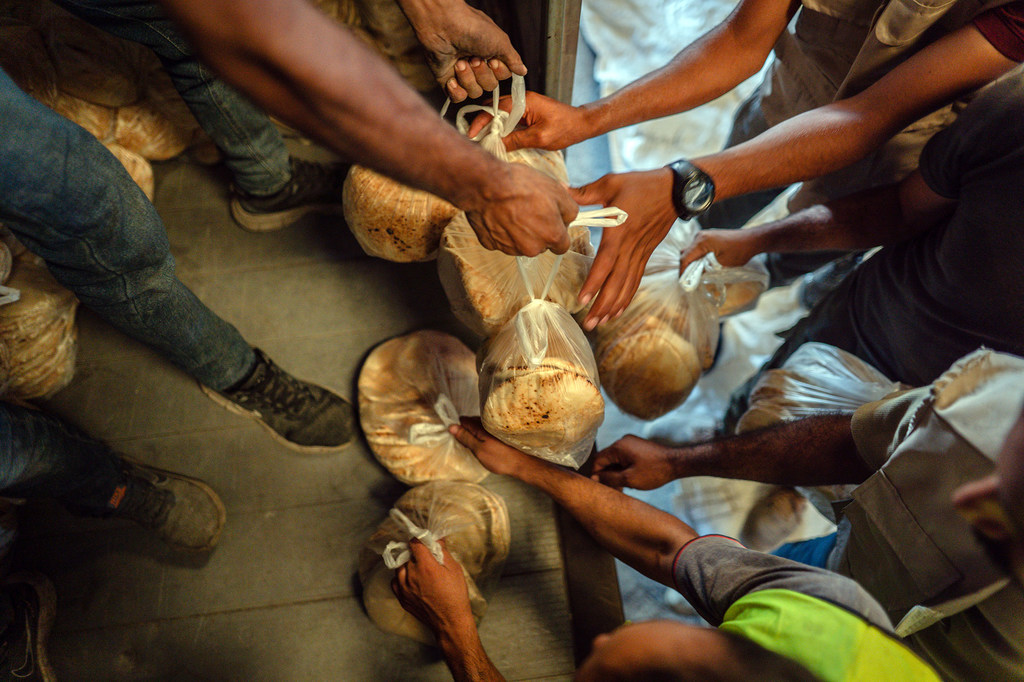 Du pain fraîchement cuit est distribué à des habitants de Deir al-Balah, à Gaza.