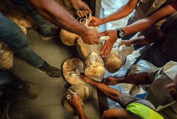 Du pain fraîchement cuit est distribué à des habitants de Deir al-Balah, à Gaza.