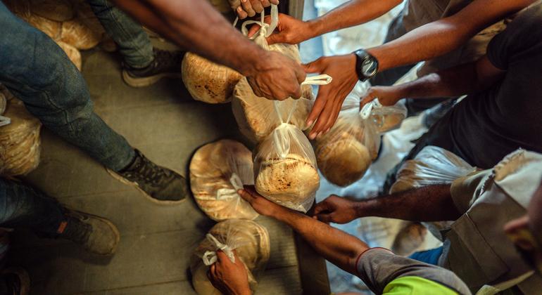 توزيع الخبز الطازج على المواطنين في دير البلح بغزة.