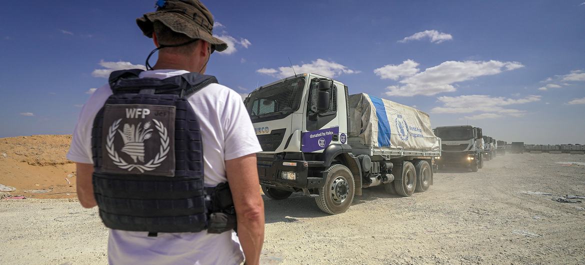 شاحنات برنامج الأغذية العالمي تتجه نحو جنوب قطاع غزة.