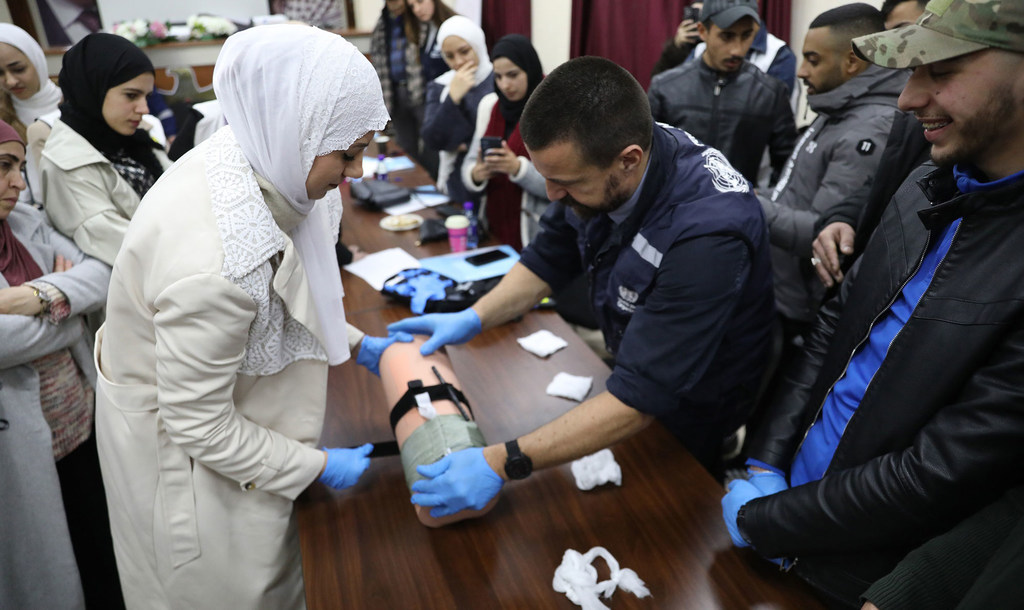 L’Organisation mondiale de la santé (OMS) livre des fournitures médicales aux établissements de santé de Gaza.