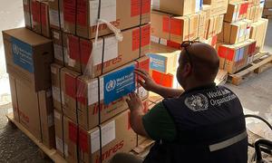 Un trabajador de la OMS en Gaza prepara suministros médicos esenciales para su distribución.