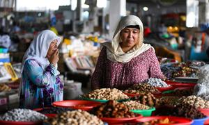 Una mujer compra en un mercado cubierto de Hissar, en Tayikistán. (archivo)