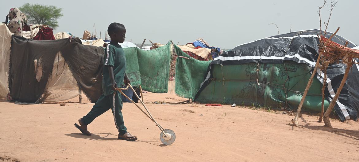 Un niño juega en el campo de refugiados de Adré, en el este de Chad, en la frontera con Sudán.