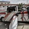 سيارة إسعاف مدمرة، إثر تعرضها للقصف، أمام مستشفى ناصر في خان يونس بقطاع غزة.