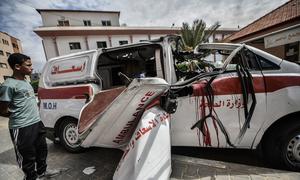 Una ambulancia del hospital Al-Nasser de Khan Younis destruida tras un ataque israelí. (Foto de archivo)