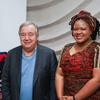 Katibu Mkuu UN Antonio Guterres akiwa amesimama na mwanamke aliyevalia mavazi ya kitamaduni katika hafla ya G20 Afrika Kusini 2025.