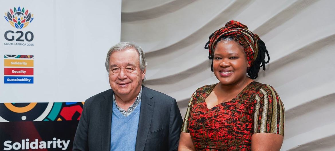 Secretário-Geral da ONU, António Guterres, e Nonceba Mhlauli, vice-ministra da Presidência na Cúpula do G20 na África do Sul