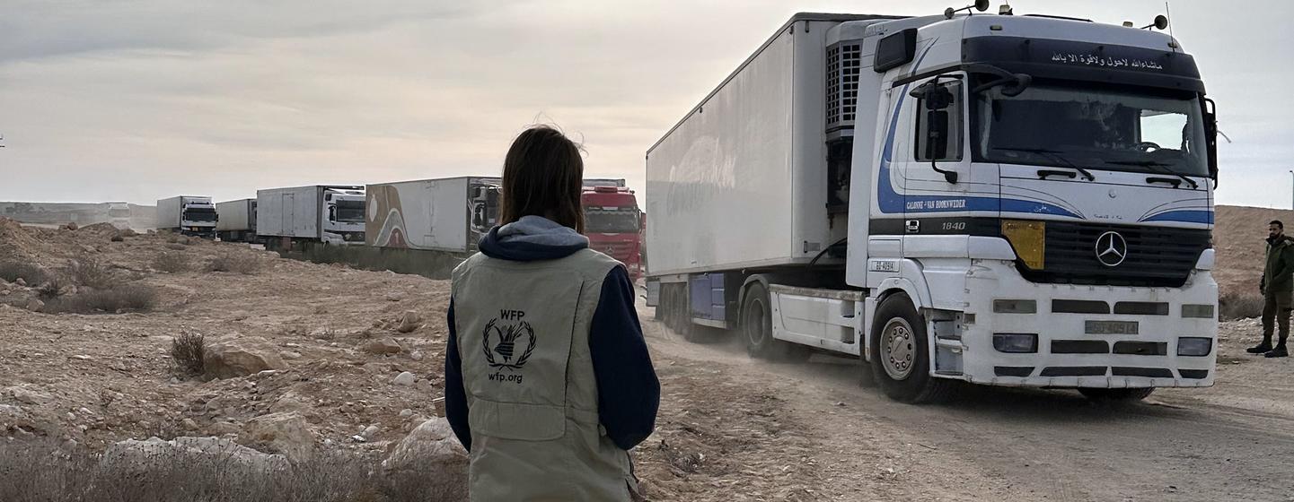 Un convoi d’aide alimentaire humanitaire arrive de Jordanie à Gaza.