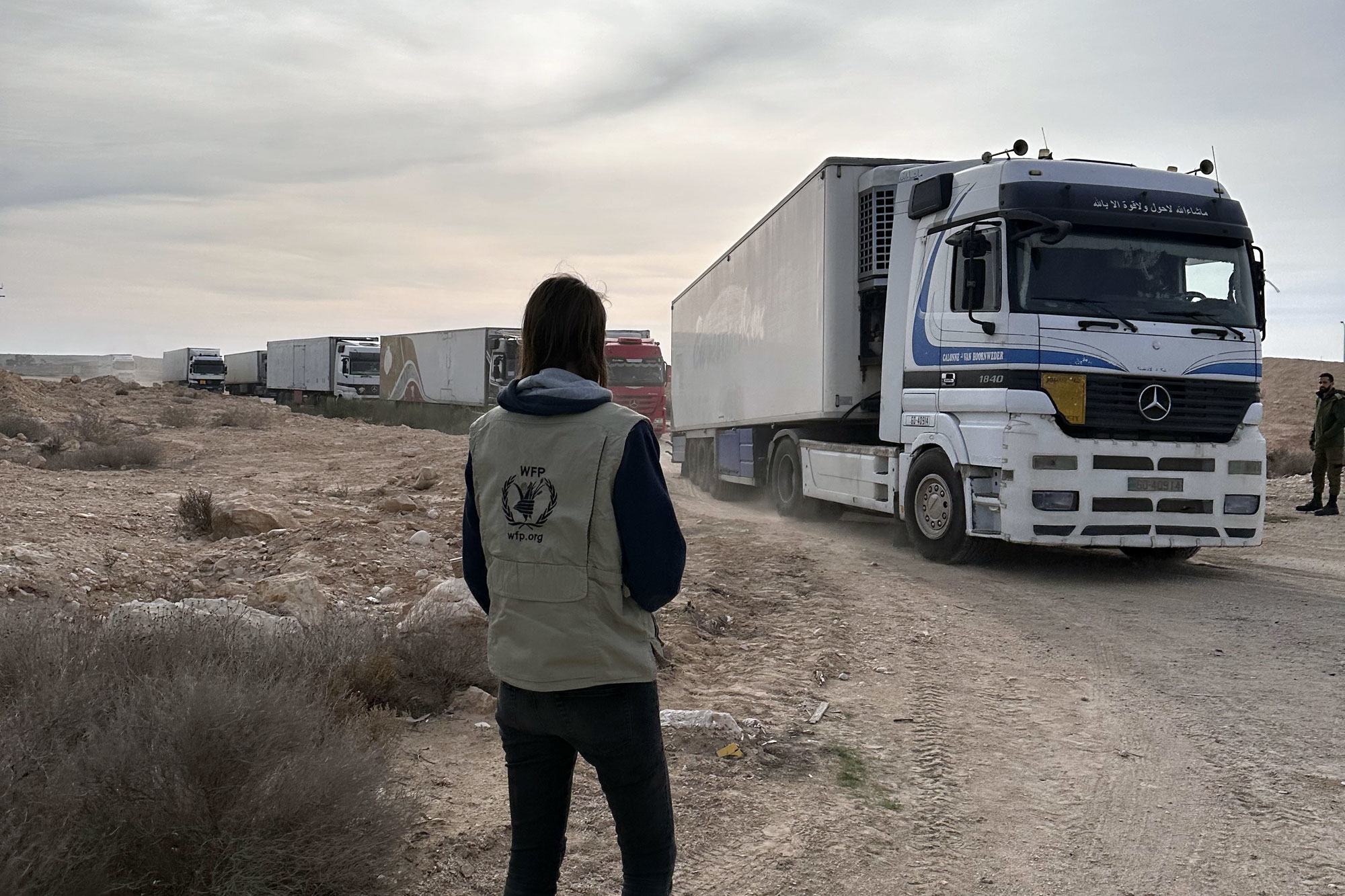 قافلة مساعدات غذائية إنسانية تشق طريقها من الأردن إلى غزة.