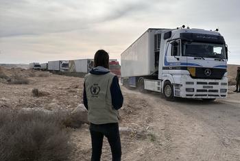 जॉर्डन से ग़ाज़ा तक ज़रूरतमन्दों तक खाद्य सामग्री पहुँचाने के लिए ट्रकों का क़ाफ़िला.  