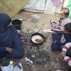 عائلة تقوم بإعداد الطعام في سكن مؤقت في مستشفى شهداء الأقصى.