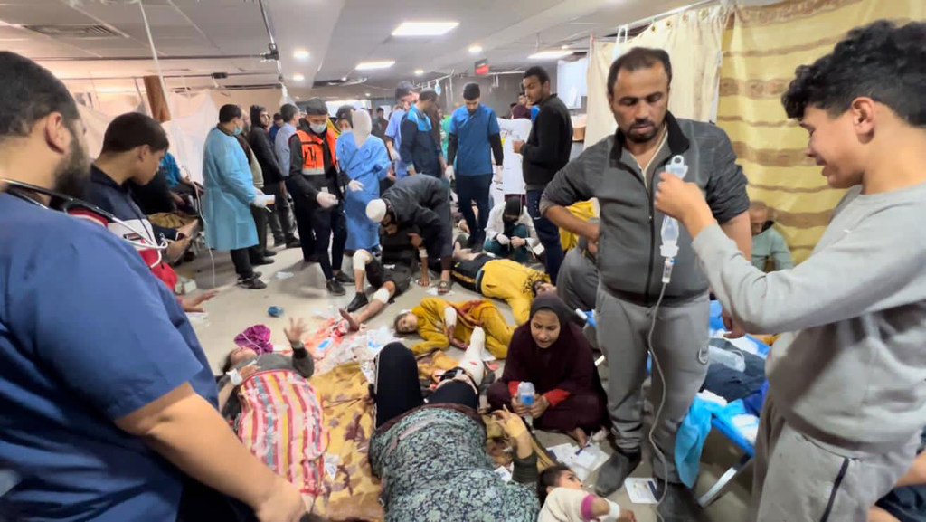 جرحى القصف ينتظرون العلاج في مستشفى الشفاء بمدينة غزة.