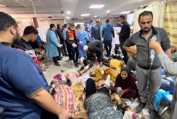 Heridos en los bombardeos israelíes esperan ser atendidas en el hospital Al-Shifa, en la ciudad de Gaza.