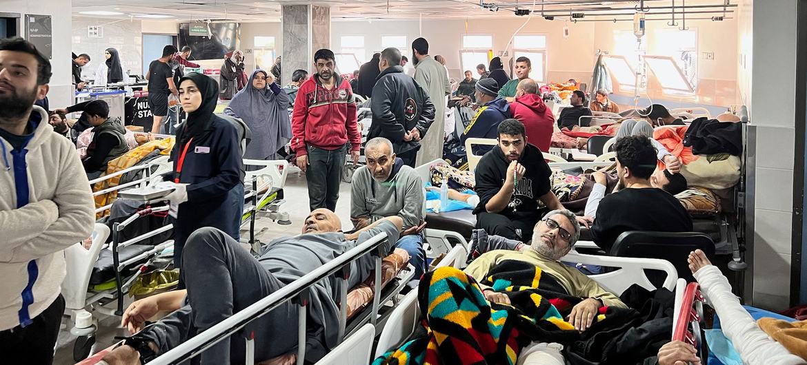 ग़ाज़ा सिटी के अल-शिफ़ा अस्पताल में घायल लोग अपने उपचार की प्रतीक्षा करते हुए.