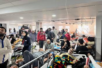 ग़ाज़ा सिटी के अल-शिफ़ा अस्पताल में घायल लोग अपने उपचार की प्रतीक्षा करते हुए.