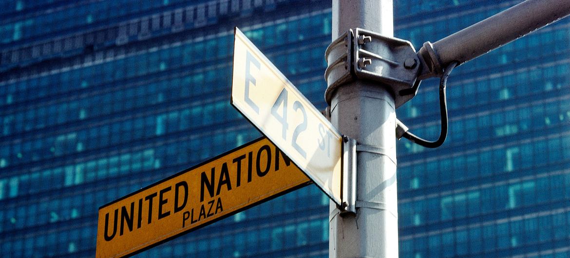 Cruce de calles donde se localiza la sede de la ONU en Nueva York.