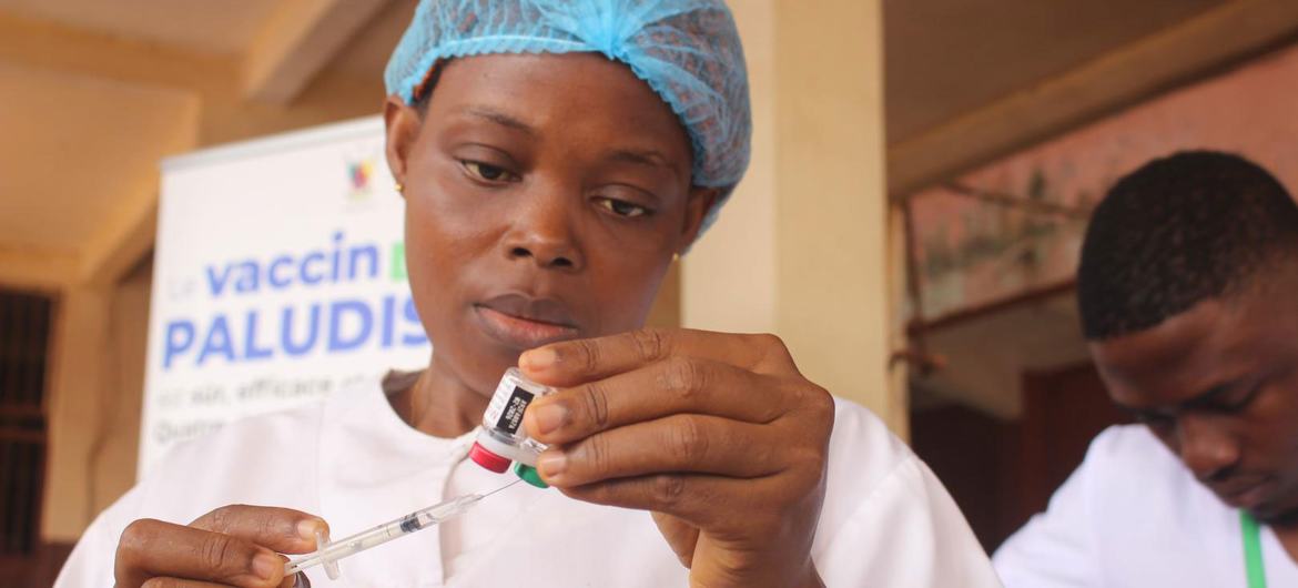 Le Cameroun lance la distribution de vaccins contre le paludisme.