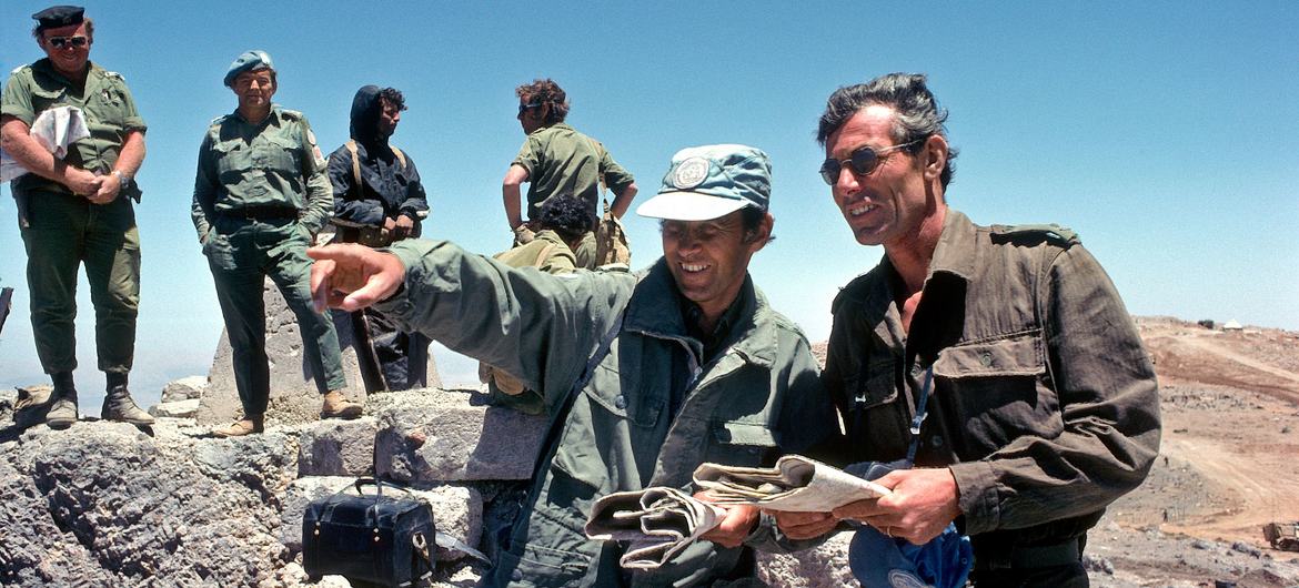 Officadores de Off patrulham o Golan Heights em 1974. (Arquivo)