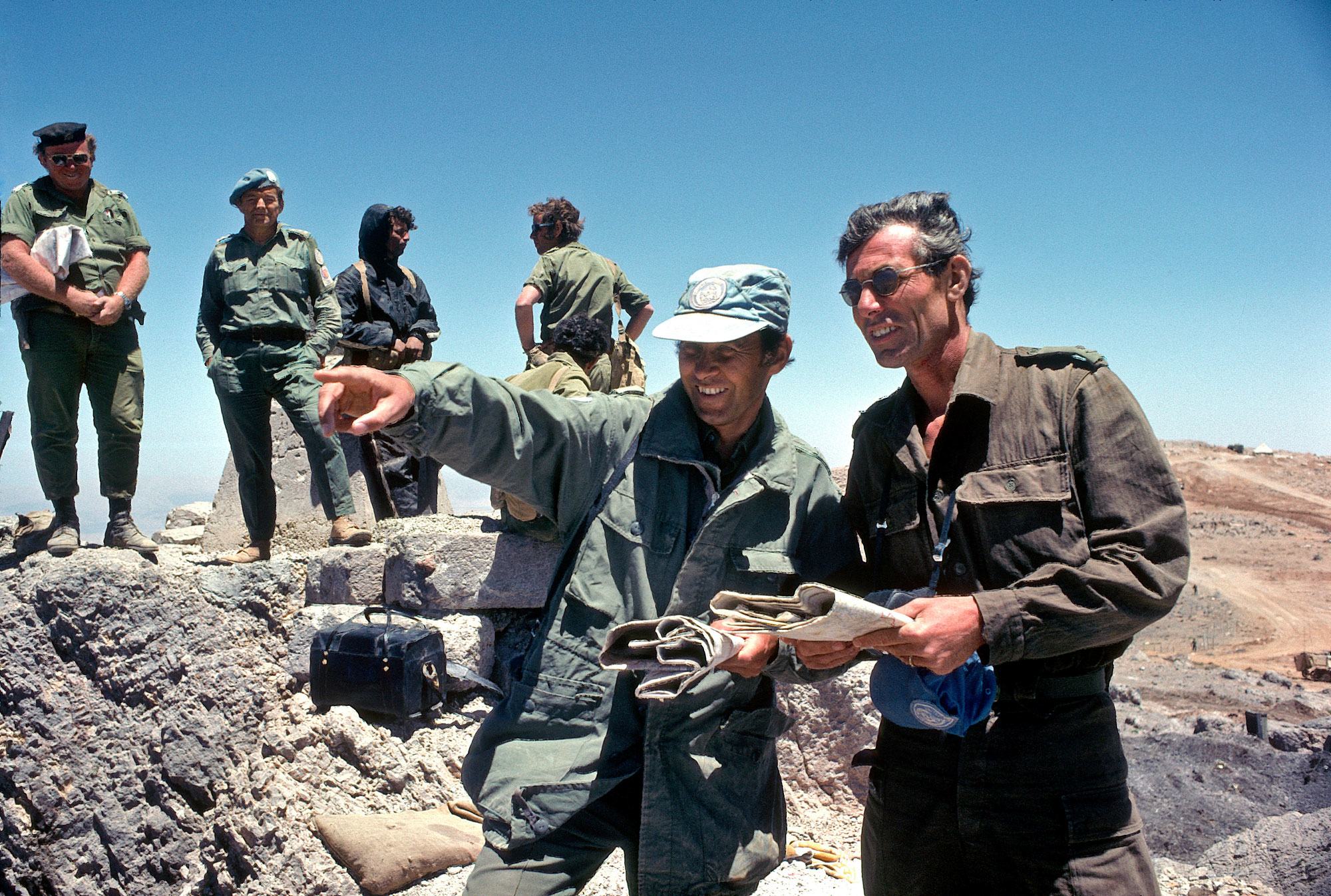 Des officiers de la FNUOD patrouillent sur les hauteurs du Golan en 1974.