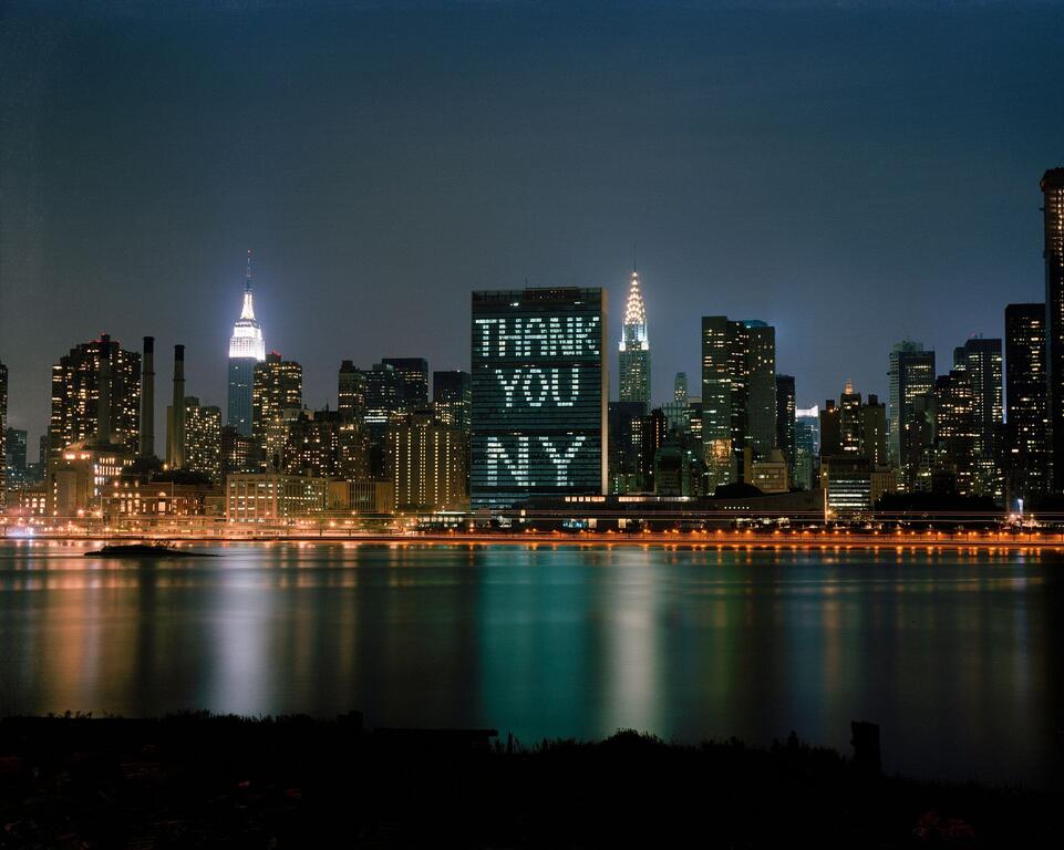 Здание Секретариата ООН со световой надписью «Спасибо, Нью-Йорк». Так руководство организации решило отблагодарить город за то, что он принял Саммит тысячелетия.