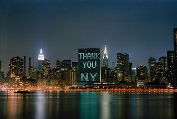 संयुक्त राष्ट्र सचिवालय की इमारत रात में न्यू यॉर्क शहर की skyline के खिलाफ 'THANK YOU NY' के साथ रोशनी में थी, जिसे ईस्ट रिवर से देखा जा सकता था।