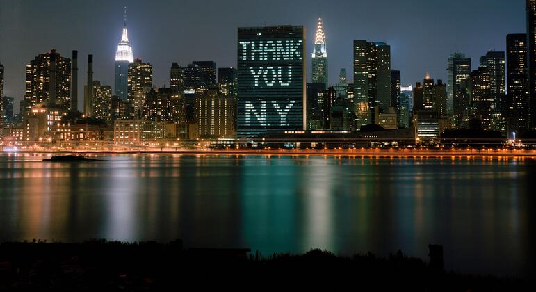 Здание Секретариата ООН со световой надписью «Спасибо, Нью-Йорк». Так руководство организации решило отблагодарить город за то, что он принял Саммит тысячелетия.