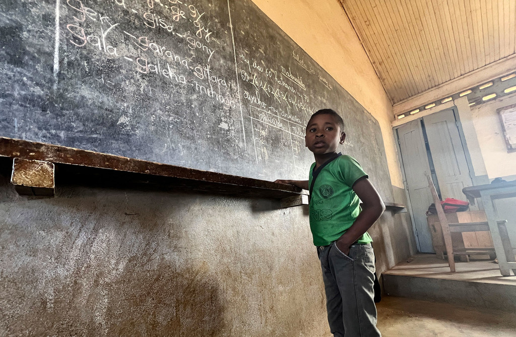 Un garçon étudie au tableau dans l'une des nouvelles salles de classe de l'école primaire de Beabo, à Madagascar.