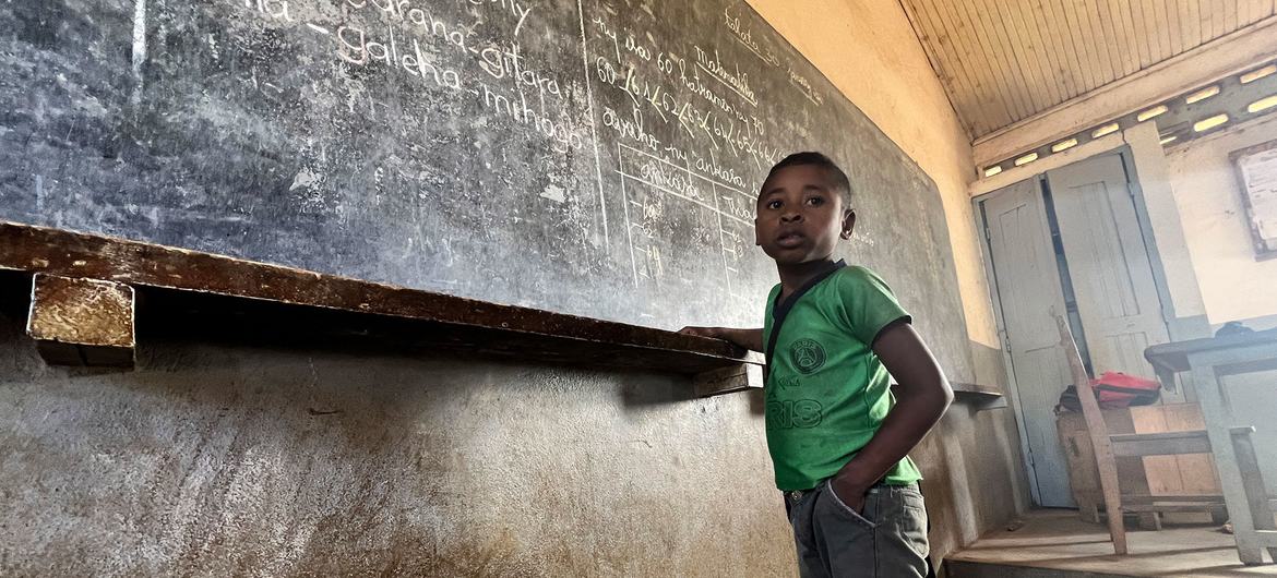 Un garçon étudie au tableau dans l'une des nouvelles salles de classe de l'école primaire de Beabo.