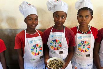 Les élèves de l'école primaire Beabo d'Ambovombe participent à un concours culinaire visant à améliorer la nutrition.