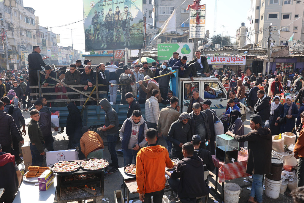 Des gens à un marché sur la place Al-Awda, dans le centre de Rafah, à Gaza.